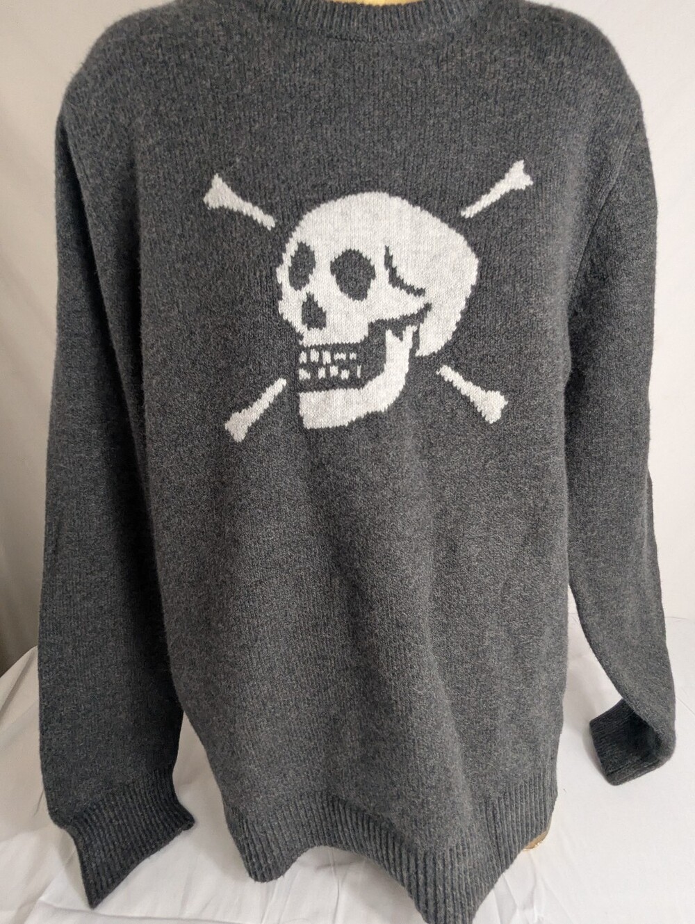 Goodfellow & Co  NWT Dark Gret Skull Crewneck Sweater Size Medium